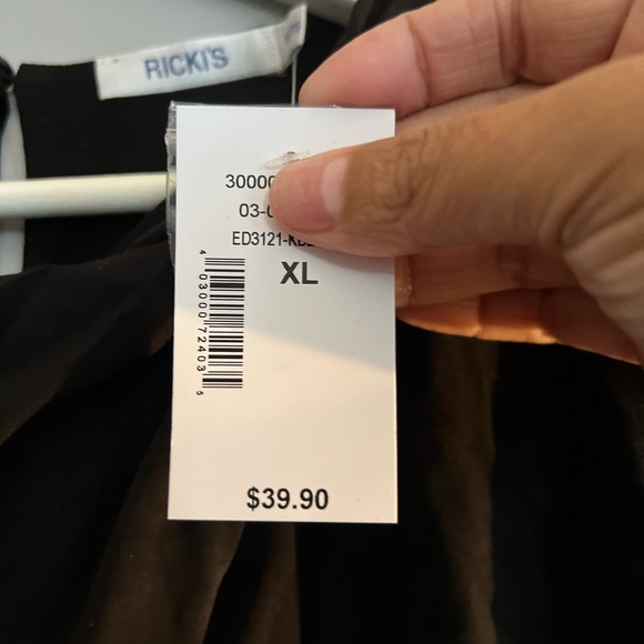 Black sleeveless blouse - Picture 2 of 3